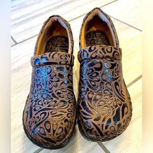 B.O.C. Brown Womens shoes. Worn 1x. Like new.